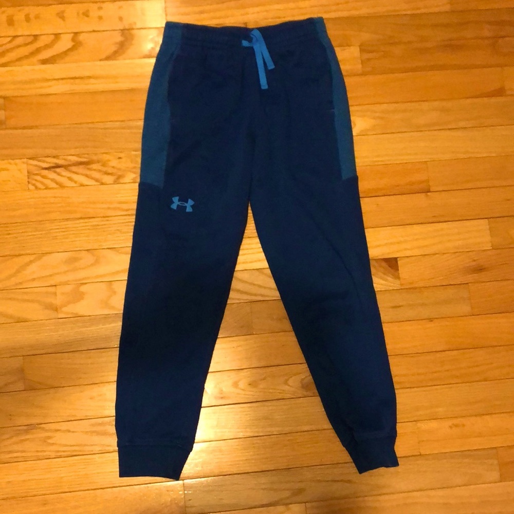 Under Armour Youth medium loose-fit sweats with drawstring, pockets and cuffs